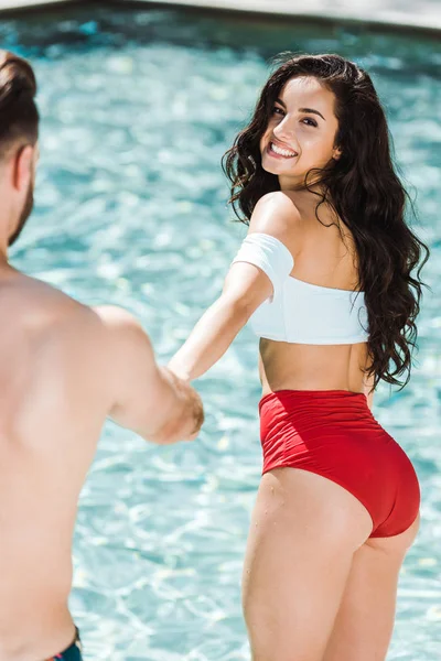 Cropped View Man Happy Woman Holding Hands Swimming Pool — Stock Photo, Image