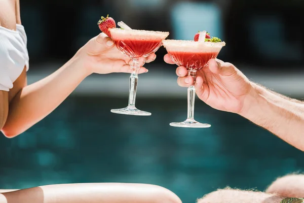 Vue Recadrée Homme Femme Cliquetis Verres Cocktail Avec Boissons — Photo