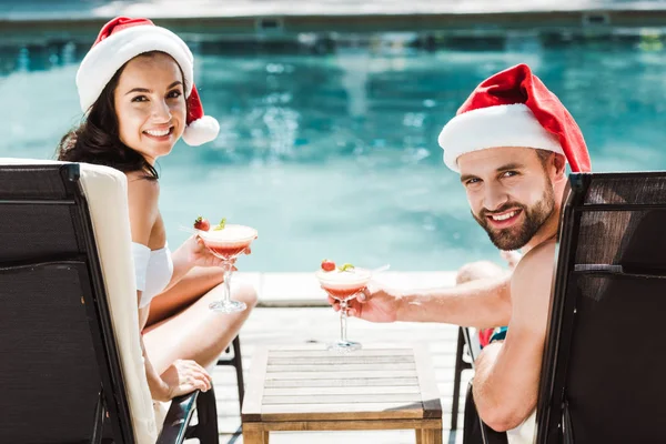 Happy Woman Man Sants Claus Hats Holding Cocktail Glasses — Stock Photo, Image