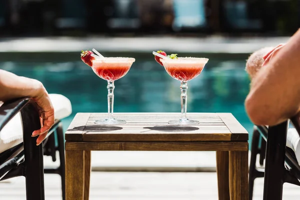 Cropped View Man Woman Deck Chairs Table Cocktails — Stock Photo, Image