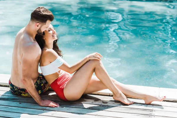 Homem Feliz Sentado Com Mulher Atraente Decks Madeira Perto Piscina — Fotografia de Stock