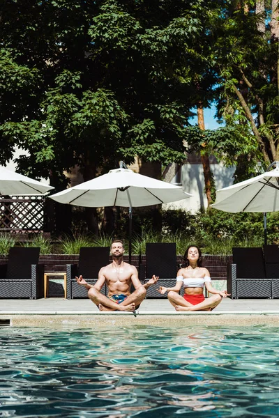 Atractiva Mujer Hombre Guapo Meditando Cerca Piscina —  Fotos de Stock