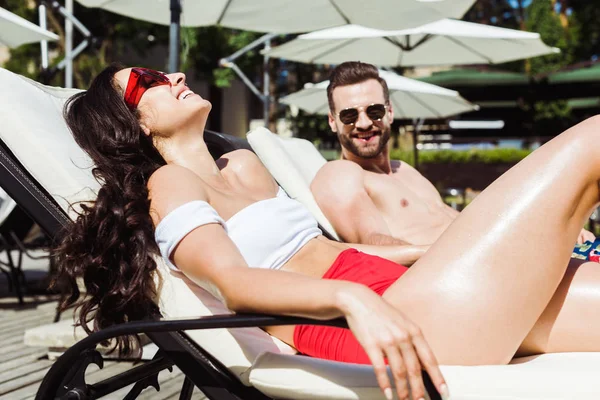 Selectieve Focus Van Gelukkige Vrouw Zonnebril Glimlachen Terwijl Liggend Dek — Stockfoto