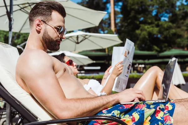 Enfoque Selectivo Del Hombre Gafas Sol Utilizando Portátil Cerca Mujer — Foto de Stock