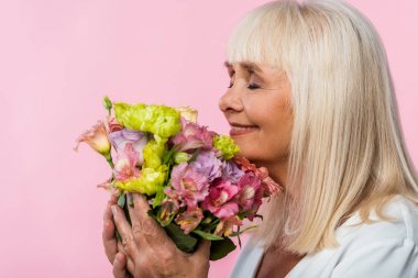 kapalı gözleri pembe izole çiçek buket kokulu mutlu yaşlı kadın 