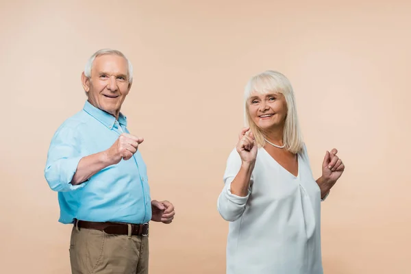 Alegre Casal Sênior Gesticulando Enquanto Sorrindo Bege — Fotografia de Stock