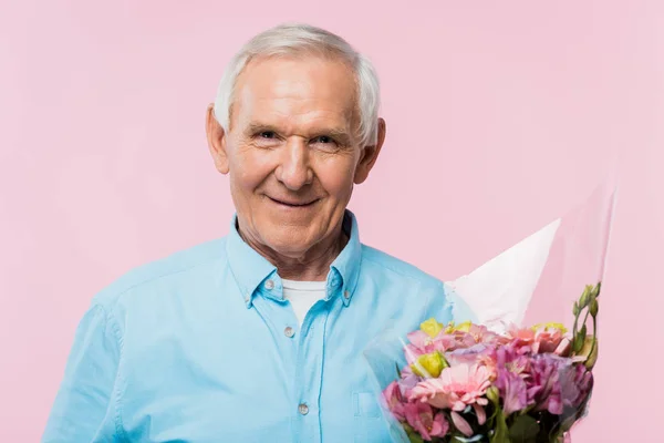 Glad Senior Man Holding Bukett Med Blommor Isolerade Rosa — Stockfoto