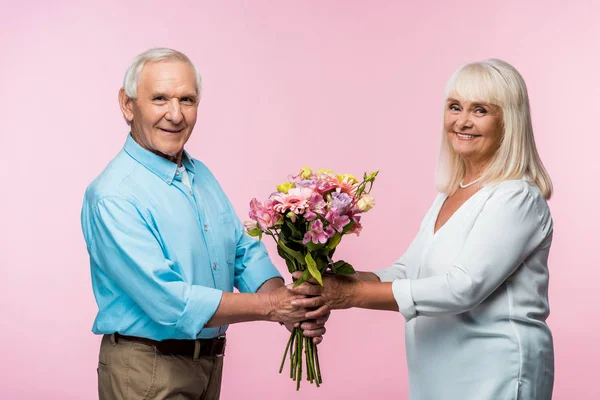 Alegre Hombre Mayor Dando Ramo Con Flores Feliz Esposa Jubilada —  Fotos de Stock