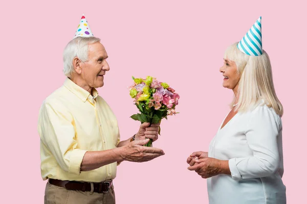 Senior Man Geven Boeket Van Bloemen Aan Gelukkige Vrouw Partij — Stockfoto