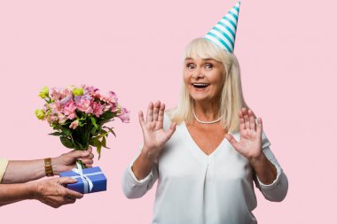 pembe izole parti kap mutlu eşine hediyeler veren üst düzey adam kırpılmış görünümü 