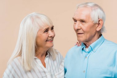 mutlu emekli kadın bej izole gri saçlı adam bakıyor 