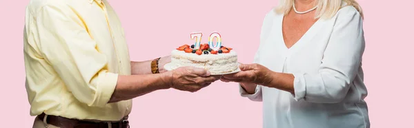 Panoramische Shot Van Senior Paar Holding Verjaardagstaart Geïsoleerd Roze — Stockfoto