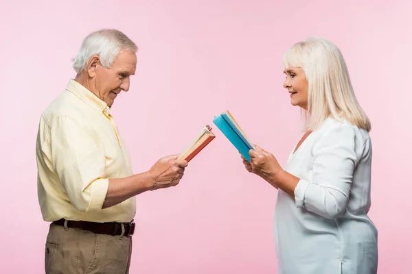 Vista Lateral Feliz Pareja Ancianos Leyendo Libros Mientras Que Pie —  Fotos de Stock