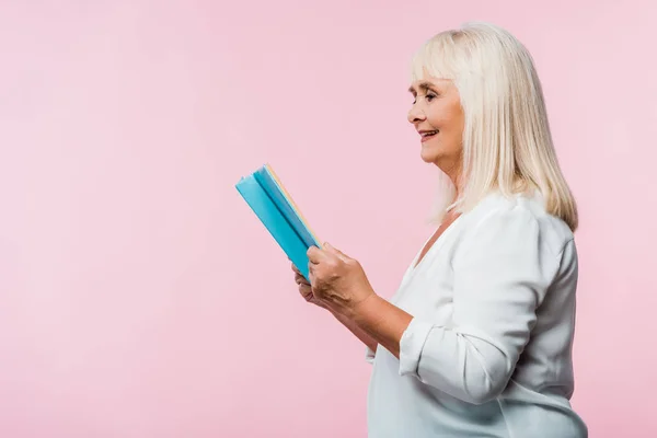 Vrolijke Gepensioneerde Vrouw Met Grijs Haar Lezen Boek Geïsoleerd Roze — Stockfoto
