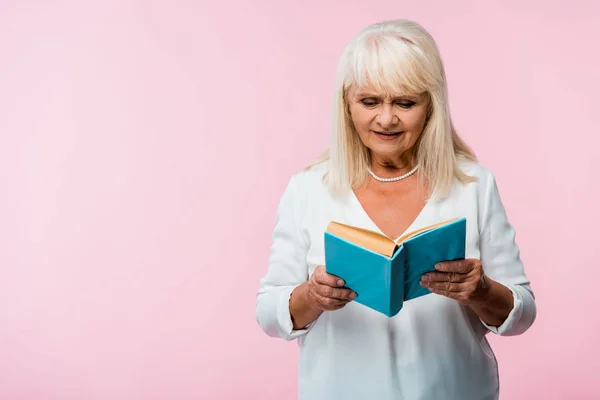 Mujer Mayor Con Libro Lectura Pelo Gris Aislado Rosa — Foto de Stock