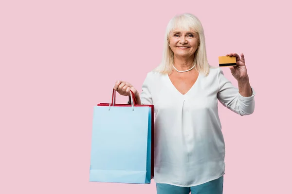 Szczęśliwa Emerytowana Kobieta Trzyma Torby Zakupy Karty Kredytowej Różowy — Zdjęcie stockowe