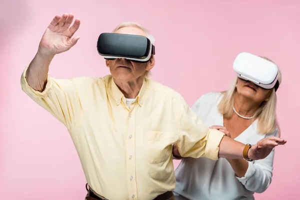 Aposentado Homem Gestos Enquanto Vestindo Realidade Virtual Headset Perto Esposa — Fotografia de Stock