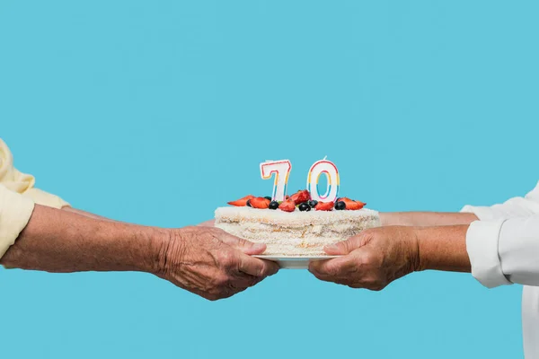 Levágott Kilátás Nyugdíjas Pár Gazdaság Ízletes Születésnapi Torta Izolált Kék — Stock Fotó
