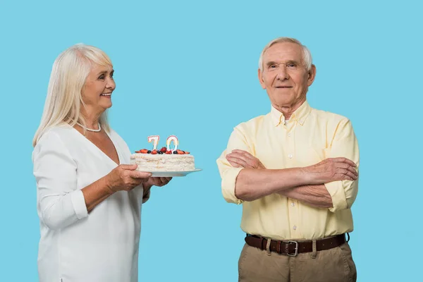 Alegre Jubilado Mujer Celebración Cumpleaños Pastel Cerca Feliz Marido Con — Foto de Stock