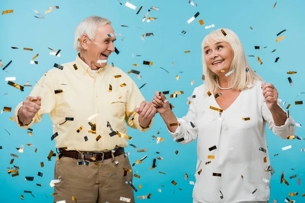 Feliz Jubilado Marido Esposa Cerca Caer Confeti Azul — Foto de Stock