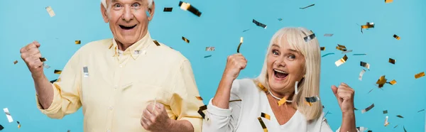 Mavi Düşen Konfeti Yakın Gesturing Mutlu Emekli Karı Koca Panoramik — Stok fotoğraf