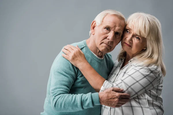 Ηλικιωμένη Γυναίκα Γκρίζα Μαλλιά Αγκαλιάζει Αναστατωμένος Σύζυγος Γκρι — Φωτογραφία Αρχείου