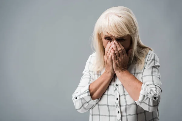 Verärgerte Rentnerin Mit Grauen Haaren Die Gesicht Auf Grauem Hintergrund — Stockfoto