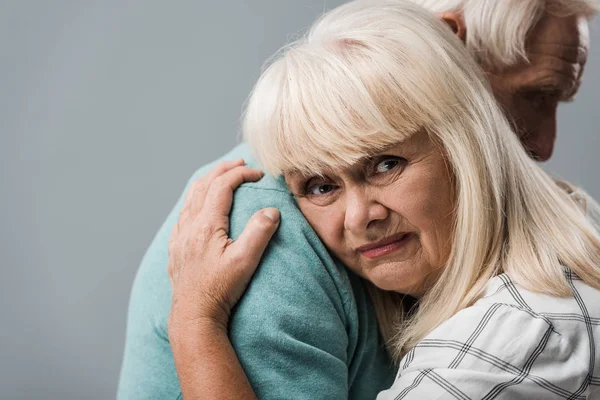 Bijgesneden Weergave Van Man Knuffelen Sad Gepensioneerde Vrouw Met Grijs — Stockfoto