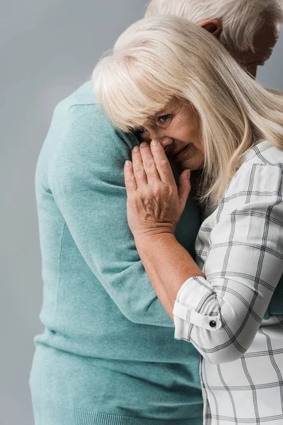 Bijgesneden Weergave Van Man Knuffelen Gepensioneerde Vrouw Bedekt Gezicht Terwijl — Stockfoto