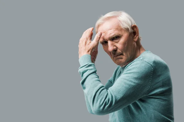 Utmattad Och Upprörd Pensionerad Man Gest Och Titta Kameran Isolerad — Stockfoto