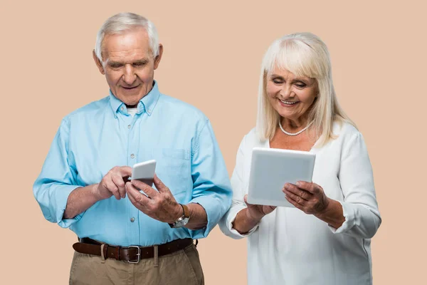 Lycklig Pensionerad Man Använder Smartphone Nära Hustru Med Digital Tablet — Stockfoto