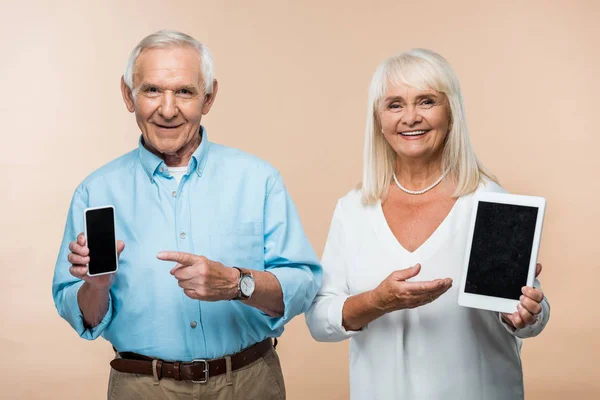 Lycklig Pensionerad Man Och Hustru Pekar Med Fingret Smartphone Och — Stockfoto