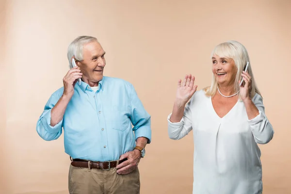 Happy Pensionerad Par Med Grått Hår Med Hjälp Smartphones Isolerade — Stockfoto