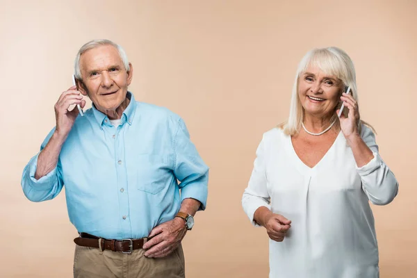 Happy Retired Couple Grey Hair Talking Smartphones Isolated Beige — Stock Photo, Image