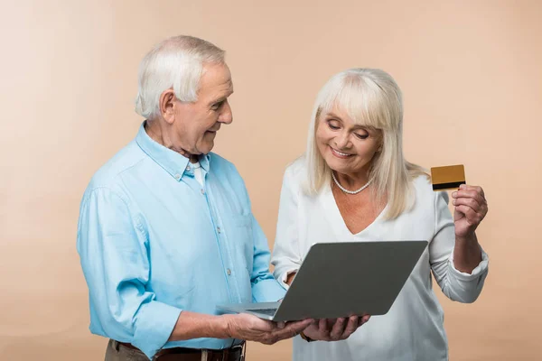 Glad Pensionerad Kvinna Innehar Kreditkort Nära Senior Make Med Laptop — Stockfoto