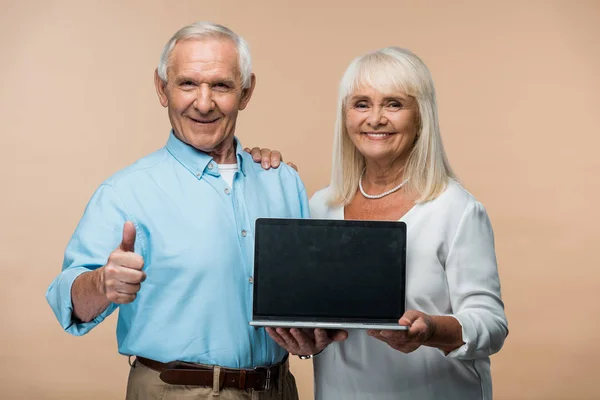 Lycklig Pensionerad Man Visar Tummen Upp Medan Håller Laptop Med — Stockfoto