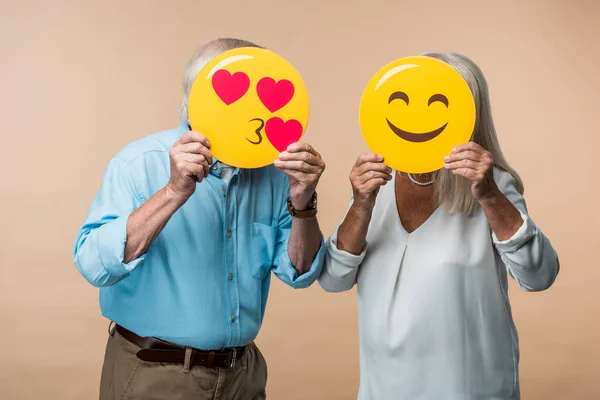 Quiiv Ucrânia Junho 2019 Casal Sênior Cobrindo Rostos Com Smileys — Fotografia de Stock