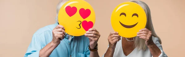 キエフ ウクライナ 2019年6月14日 ベージュに隔離された黄色の幸せな笑顔で顔を覆うシニアカップルのパノラマショット — ストック写真