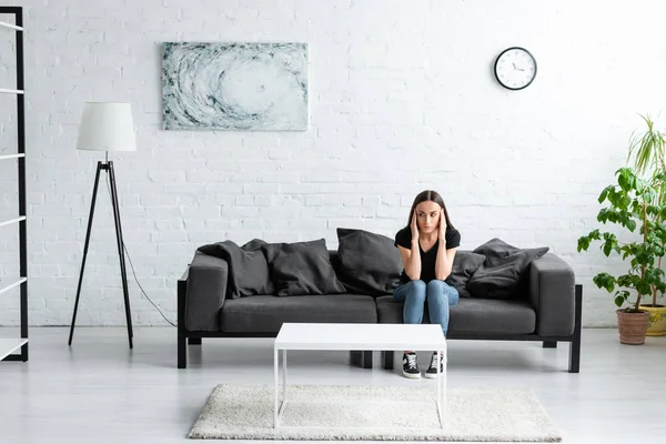 Mujer Joven Deprimida Sentada Sofá Una Habitación Espaciosa Cogida Mano — Foto de Stock