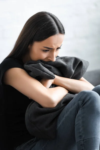 Mujer Joven Desesperada Abrazando Almohada Mientras Sufre Depresión Casa — Foto de Stock