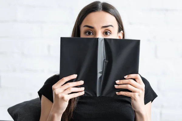 Mujer Joven Asustada Que Sufre Demencia Cubriendo Cara Con Cuaderno — Foto de Stock