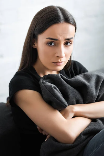 Расстроенная Молодая Женщина Обнимает Подушку Смотрит Камеру Страдая Депрессии Дома — стоковое фото