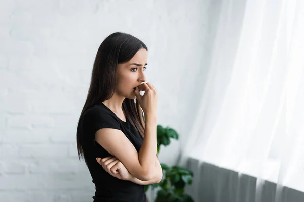 Verärgerte Junge Frau Schaut Weg Während Sie Hause Unter Depressionen — Stockfoto