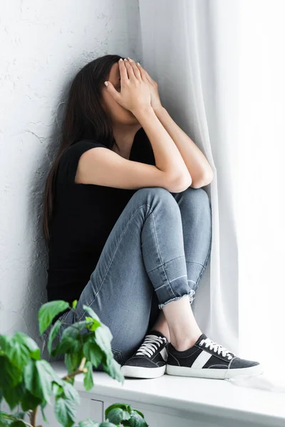 Mujer Joven Deprimida Llorando Mientras Sienta Alféizar Ventana Cubre Cara — Foto de Stock