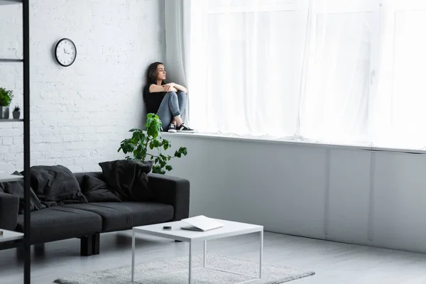 Depresif Genç Kadın Evde Pencere Eşik Üzerinde Oturan Uzağa Bakarak — Stok fotoğraf