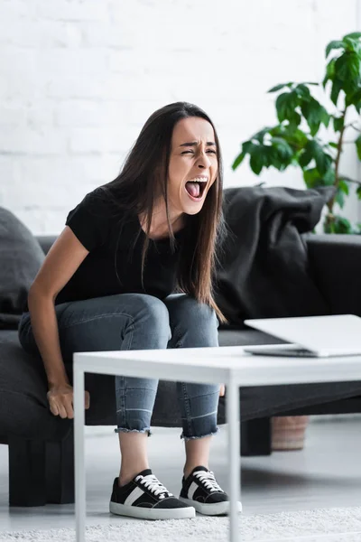 Wanita Muda Yang Depresi Berteriak Sambil Duduk Sofa Rumah — Stok Foto