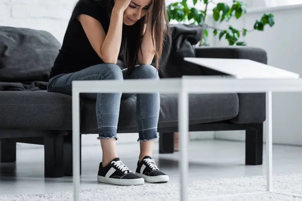 Κατάθλιψη Γυναίκα Κλαίει Ενώ Κάθεται Στον Καναπέ Στο Σπίτι Και — Φωτογραφία Αρχείου