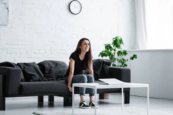 Mujer Llorando Sentada Sofá Casa Mientras Sufre Depresión —  Fotos de Stock