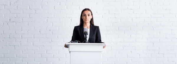 Aantrekkelijke Zelfverzekerde Docent Holding Podium Tribune Conference Hall — Stockfoto