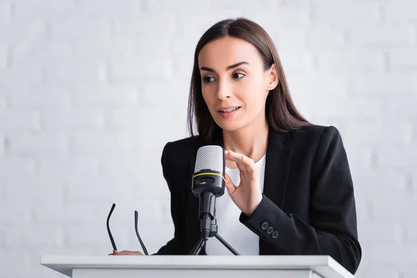 Joli Conférencier Souriant Touchant Microphone Tout Tenant Sur Podium Tribune — Photo